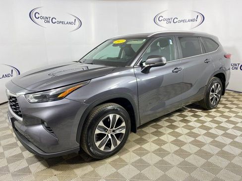 Used 2023 Toyota Highlander XLE image 3