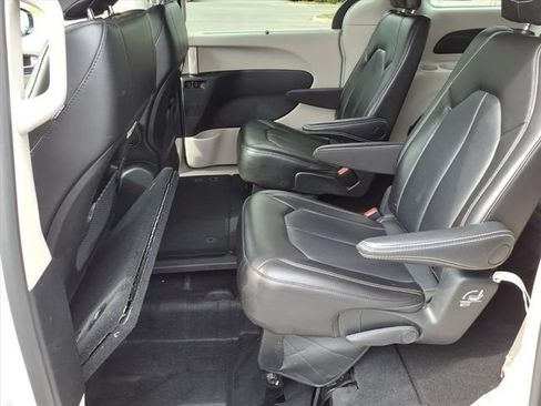 Used 2024 Chrysler Pacifica Touring-L FWD image 13