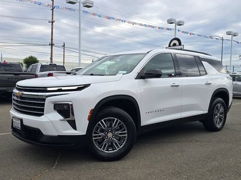 Used 2024 Chevrolet Traverse LT FWD image 3