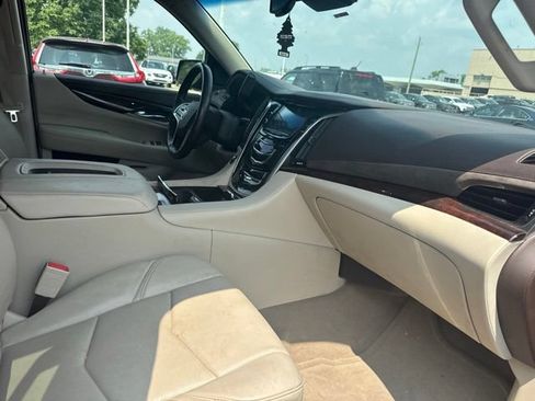 Used 2015 Cadillac Escalade Luxury AWD/4WD image 9