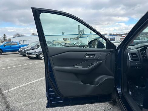 Used 2025 Nissan Rogue SV image 11