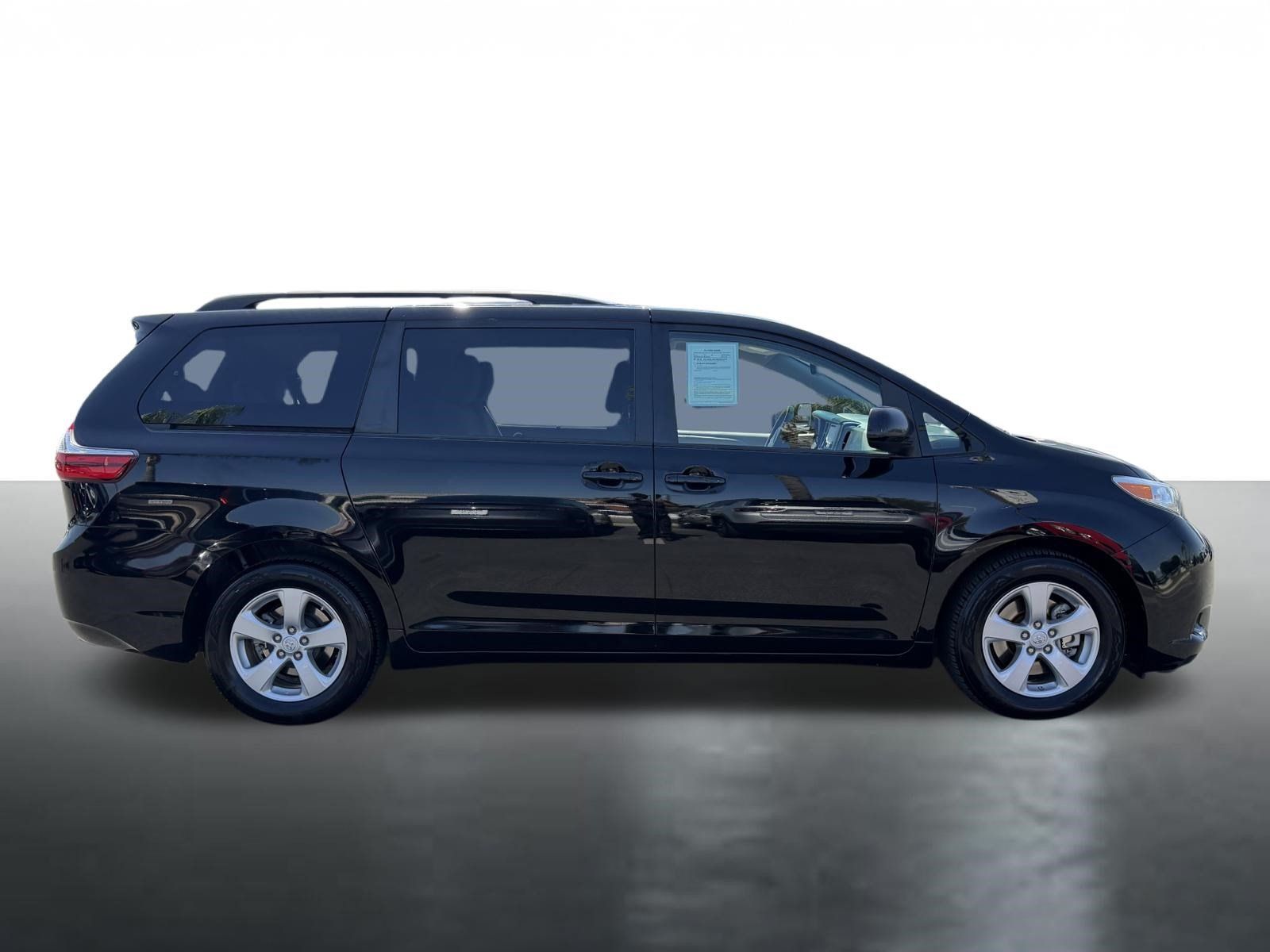 Used 2017 Toyota Sienna LE FWD image 9