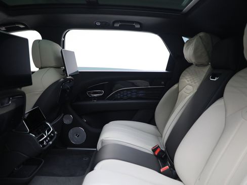 New 2025 Bentley Bentayga Extended Wheelbase image 23