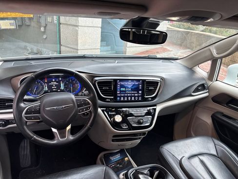 Used 2019 Chrysler Pacifica Touring-L Plus FWD image 12