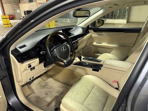 Used 2013 Lexus ES 350 w/ Luxury Pkg FWD image 28