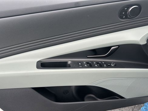 Certified 2025 Hyundai Elantra Limited FWD image 12