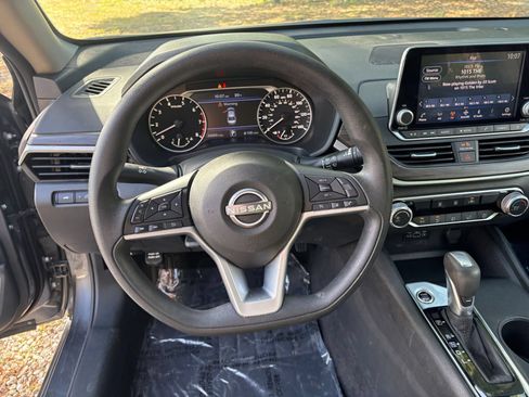 Used 2025 Nissan Altima 2.5 SV FWD image 29