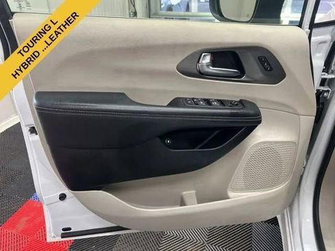 Used 2023 Chrysler Pacifica Touring-L FWD image 8