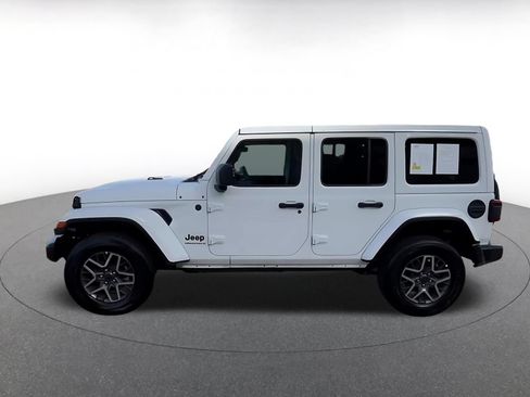 Used 2025 Jeep Wrangler Unlimited Sahara AWD/4WD image 9