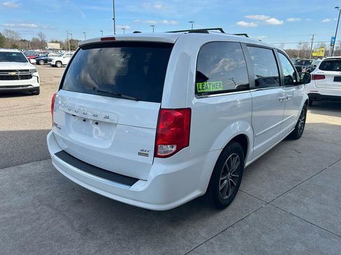 Used 2017 Dodge Grand Caravan SXT image 5