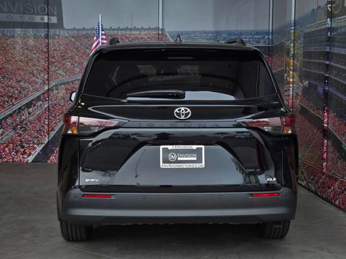 Certified 2026 Toyota Sienna XLE FWD image 7