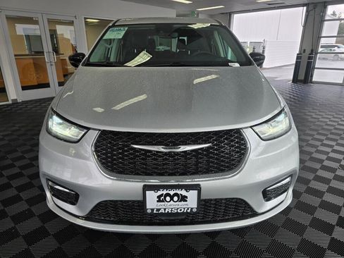 Used 2024 Chrysler Pacifica Touring-L image 9