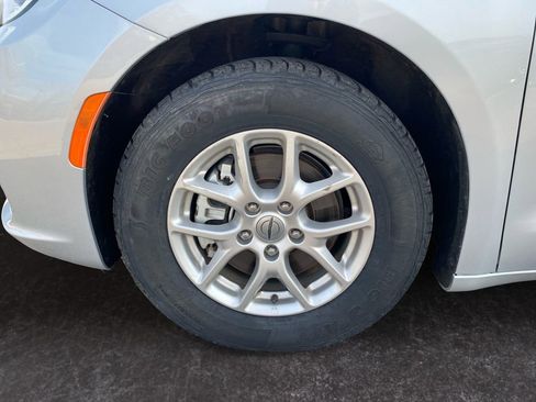 Used 2023 Chrysler Pacifica Touring-L FWD image 9