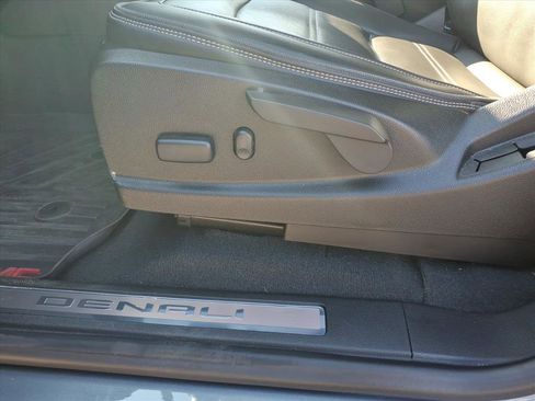 Used 2022 GMC Canyon Denali image 12
