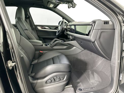 Certified 2025 Porsche Cayenne image 29