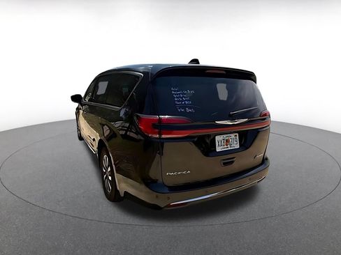 Used 2023 Chrysler Pacifica Limited FWD image 4