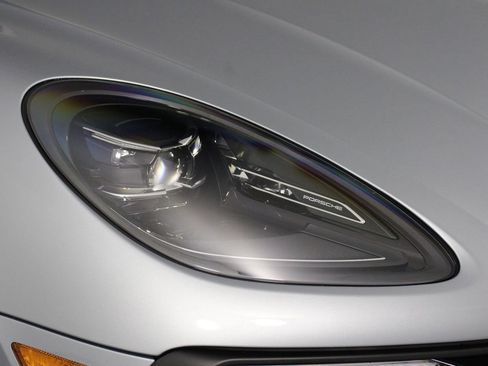 Certified 2025 Porsche Macan image 28