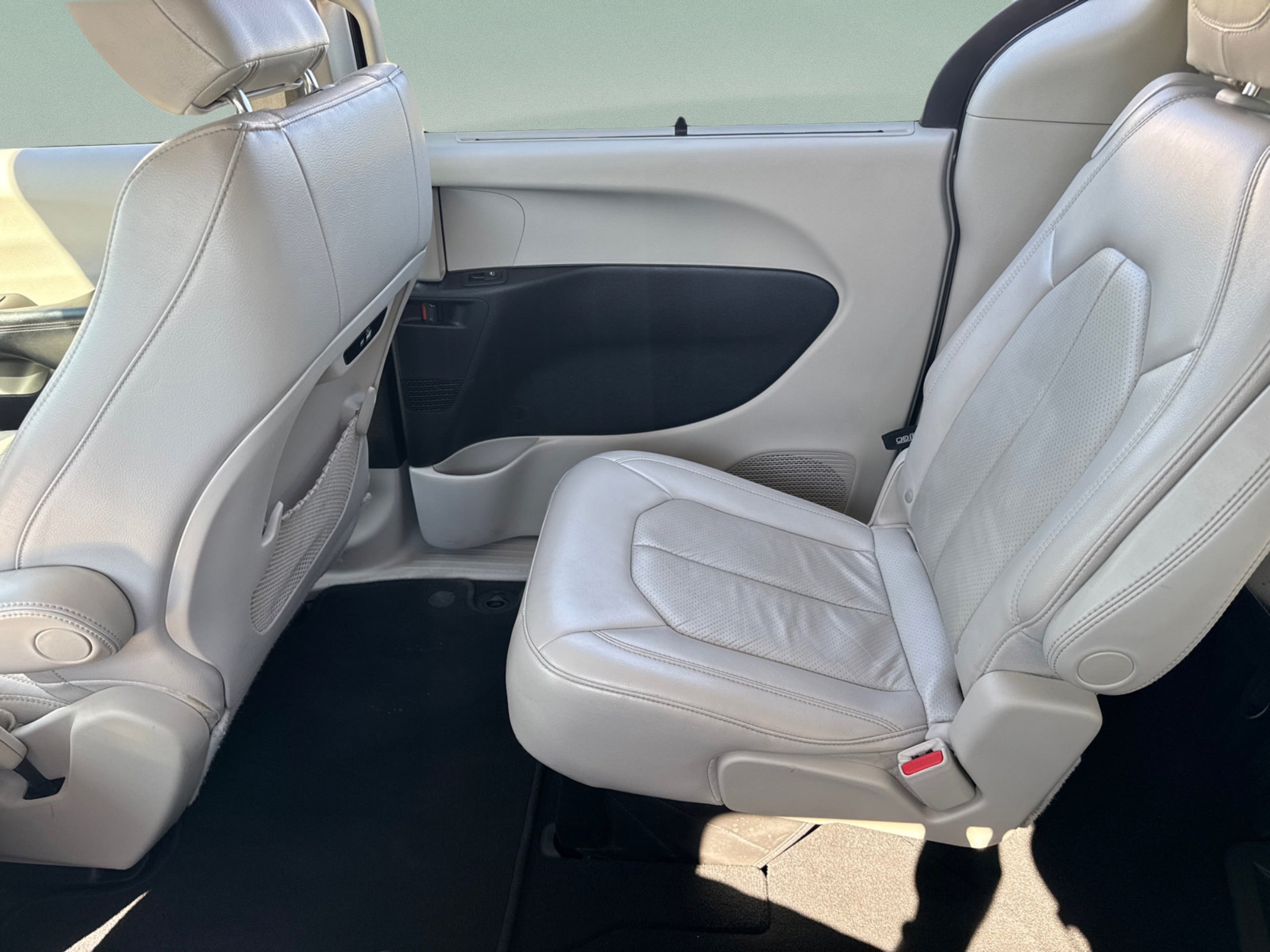 Used 2021 Chrysler Pacifica Touring-L FWD image 12