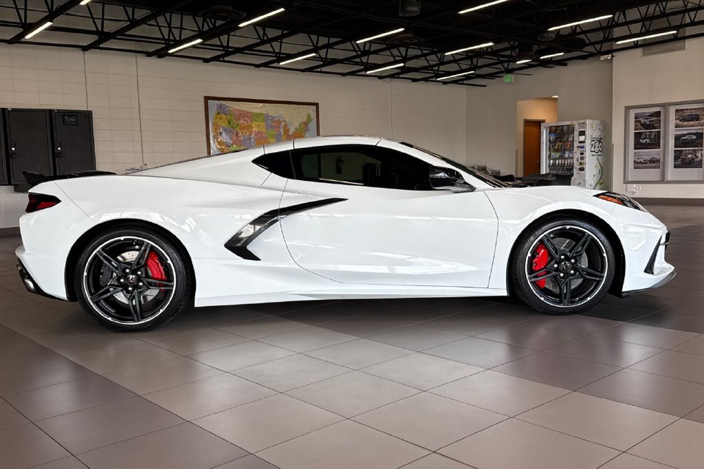 Used 2021 Chevrolet Corvette Stingray Coupe w/ Z51 Performance Package RWD image 11