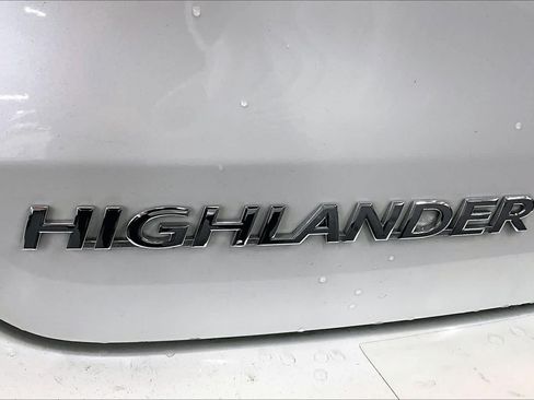 Used 2019 Toyota Highlander LE w/ Carpet Mat Package (TMS) FWD image 8