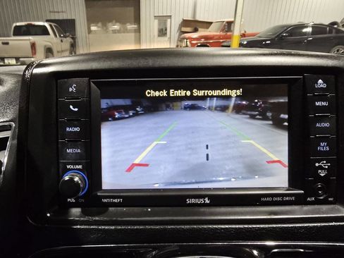 Used 2016 Chrysler Town & Country Touring-L image 38