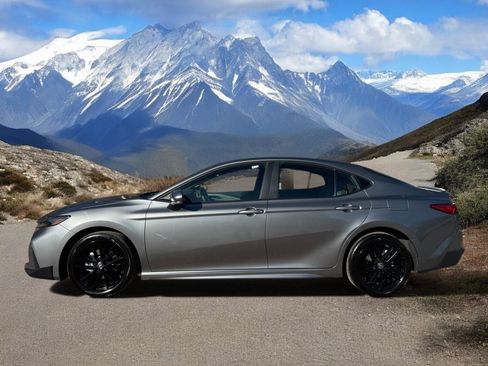 Used 2025 Toyota Camry SE image 2