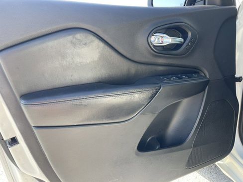 Used 2019 Jeep Cherokee High Altitude image 24