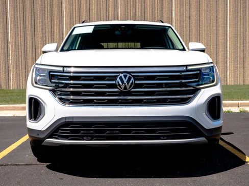 Used 2024 Volkswagen Atlas SE AWD/4WD image 3