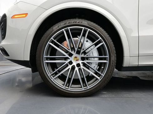 Certified 2022 Porsche Cayenne Platinum Edition image 6