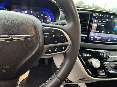 Used 2023 Chrysler Pacifica Touring-L image 25