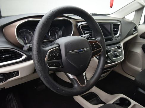 Used 2019 Chrysler Pacifica L FWD image 12