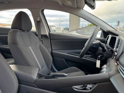Used 2025 Hyundai Elantra SE FWD image 17