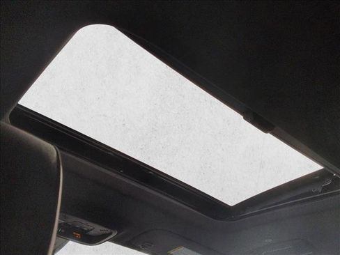 Used 2023 Chevrolet Traverse RS image 16