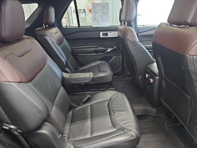 Used 2023 Ford Explorer Platinum w/ Technology Package AWD/4WD image 33