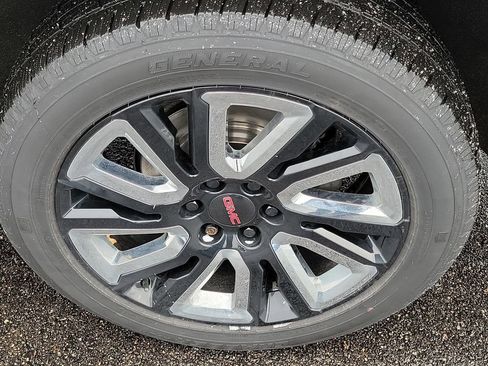 Used 2021 GMC Yukon Denali w/ Denali Premium Package image 38