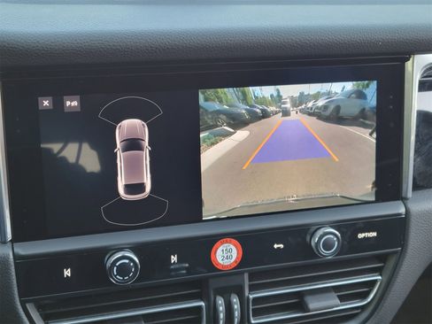 Used 2025 Porsche Macan Loaner image 18