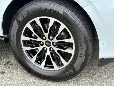 Used 2025 Ford Expedition Platinum AWD/4WD image 7