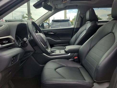 Used 2025 Toyota Highlander XLE FWD image 13