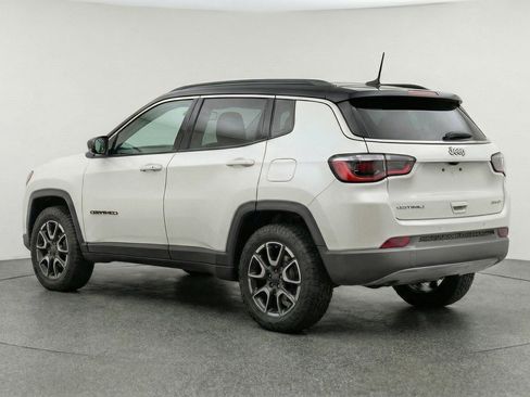 Used 2025 Jeep Compass Trailhawk image 6