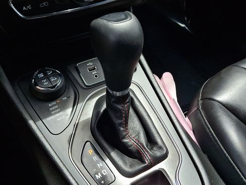 Used 2019 Jeep Cherokee Trailhawk AWD/4WD image 14