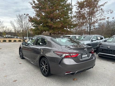 Used 2024 Toyota Camry SE image 5