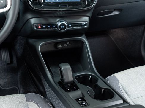 Certified 2025 Volvo XC40 B5 Core image 20