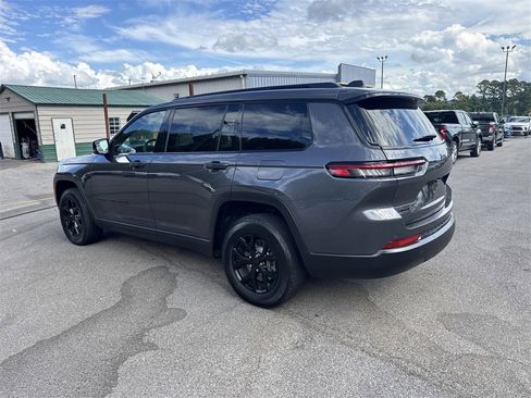 Used 2024 Jeep Grand Cherokee L Laredo image 3