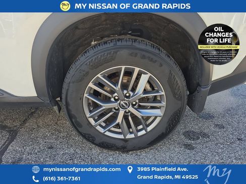 Used 2023 Nissan Rogue S AWD/4WD image 32