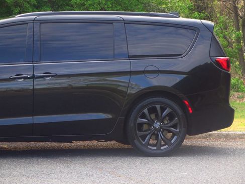 Used 2019 Chrysler Pacifica Touring Plus w/ S Appearance Package FWD image 32