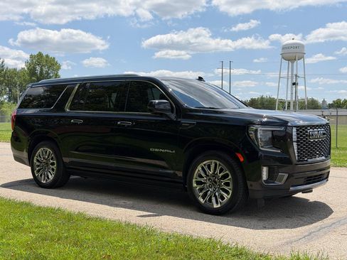 Used 2023 GMC Yukon XL Denali Ultimate AWD/4WD image 8