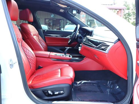 Used 2018 BMW 750i RWD image 17
