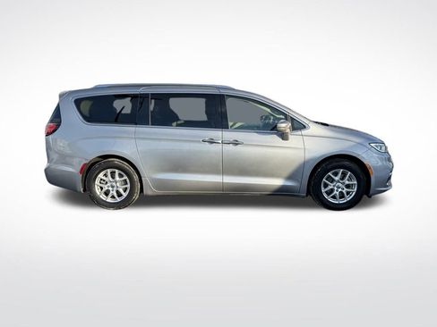 Used 2021 Chrysler Pacifica Touring-L image 8