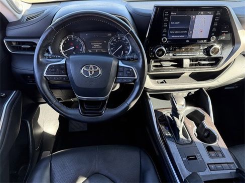 Certified 2022 Toyota Highlander Limited image 13
