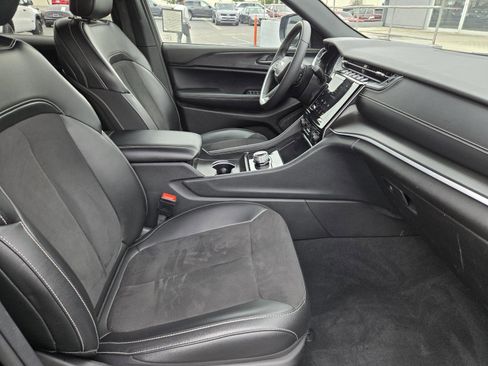 Certified 2024 Jeep Grand Cherokee L Laredo image 33